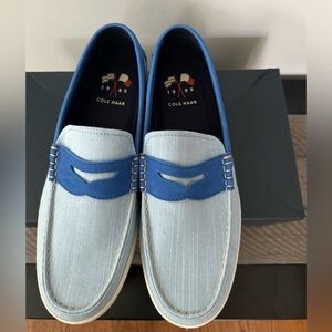 Cole Haan NANTUCKET LOAFER 1I
Size
11 м
Color:
NAUTICAL BL CHMBRY